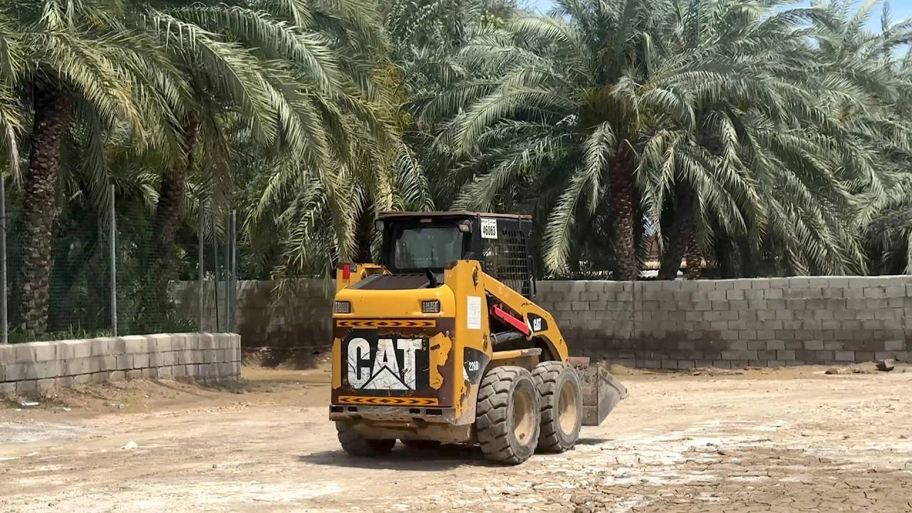 بلدية دبا الحصن تكثف أعمال الصيانة الميدانية عقب تأثيرات منخفض العزم الجوي